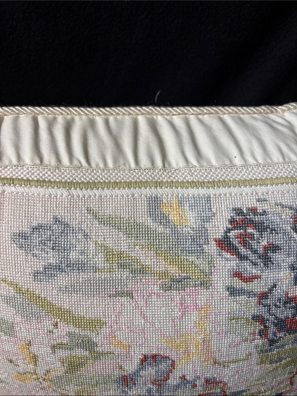Vintage needlepoint pillow floral design 18x18 inch - Picture 5 of 9